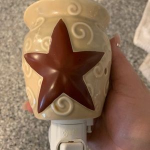 Scentsy warmer plug in